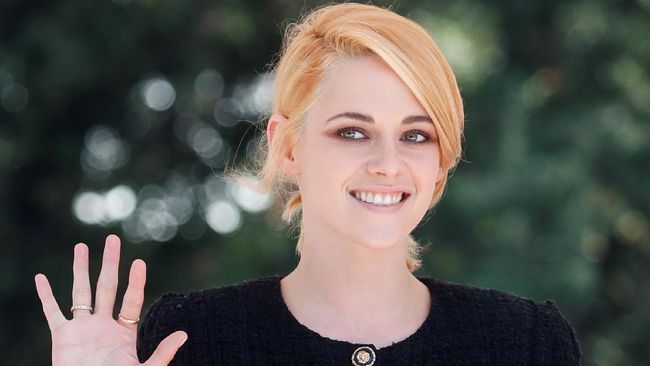Penampilan Kristen Stewart sebagai Putri Diana menuai pujian hingga dijagokan raih Oscar saat penayangan perdana film Spencer di Venice Film Festival.