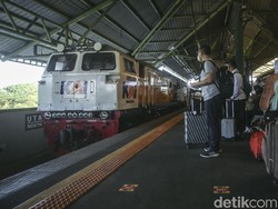 Saat Kereta Tak Bisa Berhenti Meski Ada Pandemi