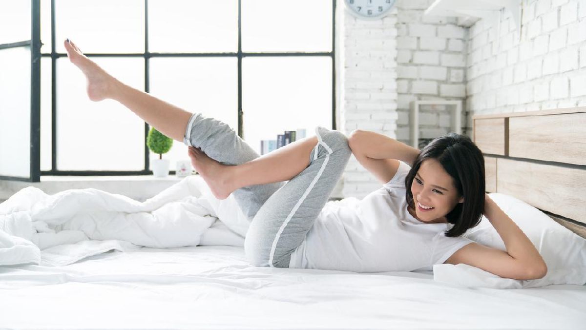Mau Olahraga tapi Malas Bangun, Ini 5 Gerakan Ringan di Atas Kasur