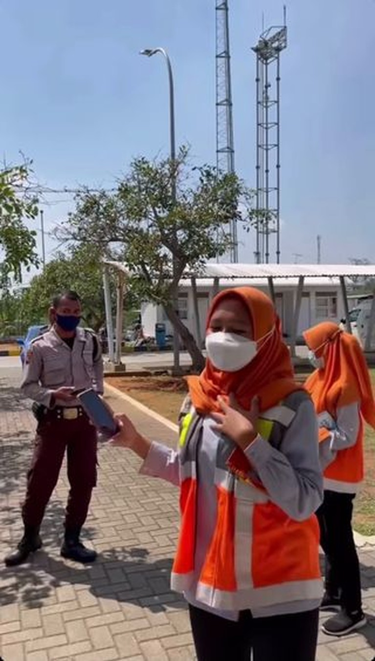 Intip Keseruan Awkarin Road Trip Jakarta-Bali Bareng Teman-teman Awkarin melakukan road trip dari Jakarta ke Bali bareng teman-temannya. Yuk kita intip keseruannya!