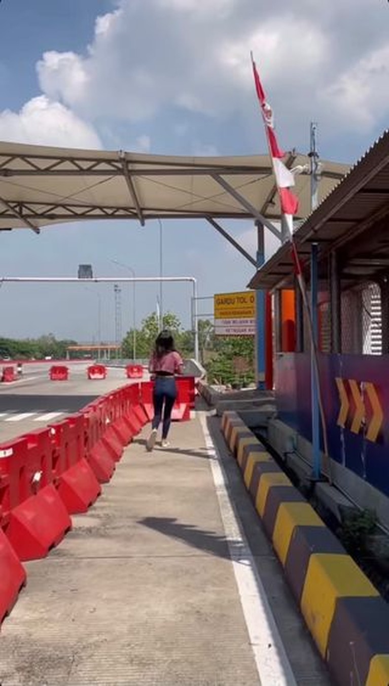 Intip Keseruan Awkarin Road Trip Jakarta-Bali Bareng Teman-teman Awkarin melakukan road trip dari Jakarta ke Bali bareng teman-temannya. Yuk kita intip keseruannya!