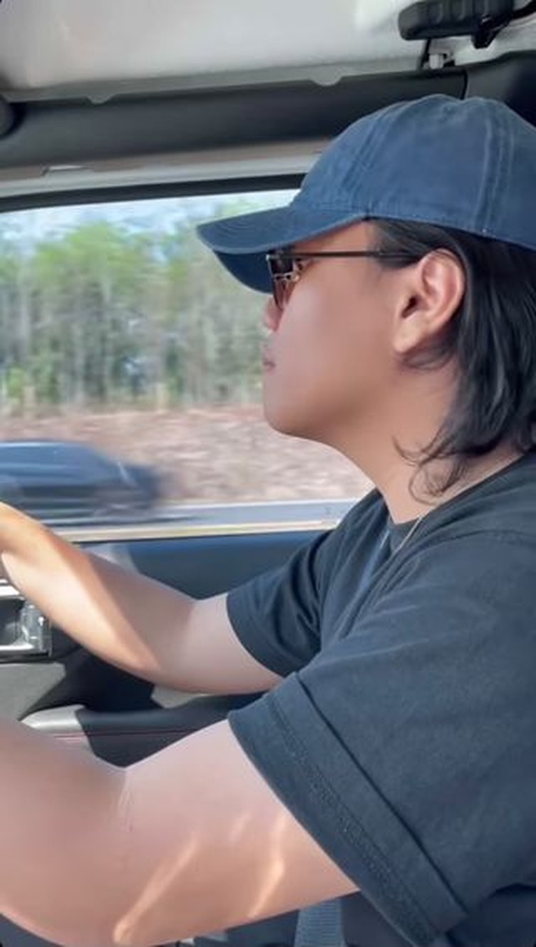 Intip Keseruan Awkarin Road Trip Jakarta-Bali Bareng Teman-teman Awkarin melakukan road trip dari Jakarta ke Bali bareng teman-temannya. Yuk kita intip keseruannya!