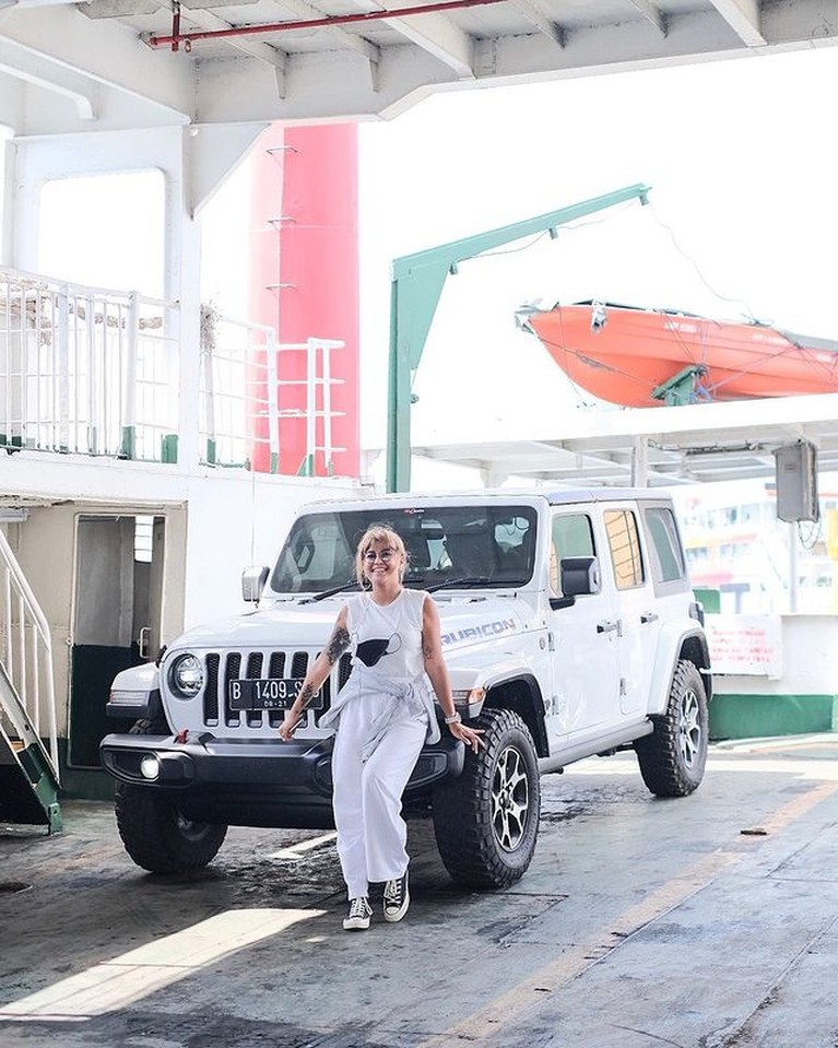 Intip Keseruan Awkarin Road Trip Jakarta-Bali Bareng Teman-teman Awkarin melakukan road trip dari Jakarta ke Bali bareng teman-temannya. Yuk kita intip keseruannya!
