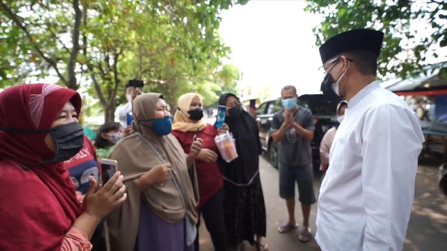 Sandiaga Uno mendengarkan aspirasi dan menenangkan tangis ibu-ibu di Setu Babakan, Jagakarsa, Jakarta Selatan, sebelum menjalani salat pada Jumat (3/9).
