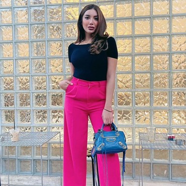 Salat Pakai Sarung, Millendaru Disebut Masih Ingat Kodrat