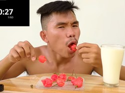 Gokil! 5 Orang Ini Berani Makan Cabe Carolina Reaper yang Super Pedas
