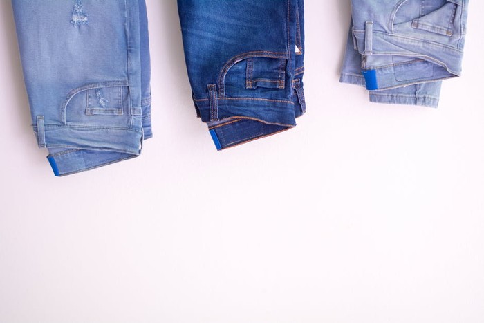 Model Celana Jeans yang Sesuai Bentuk Tubuh / foto : pexels.com/MicaAsato
