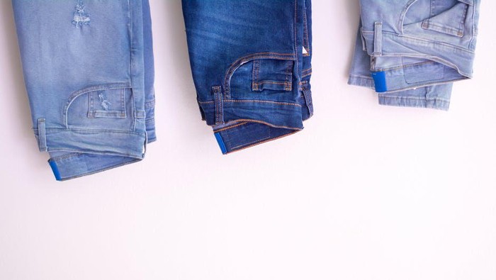 Model Celana Jeans yang Sesuai Bentuk Tubuh / foto : pexels.com/MicaAsato