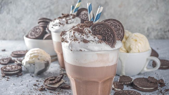 Milkshake bisa dibuat dengan bahan dasar apapun, termasuk dari biskuit. Biskuit keping hitam bisa jadi salah satu bahan milkshake.