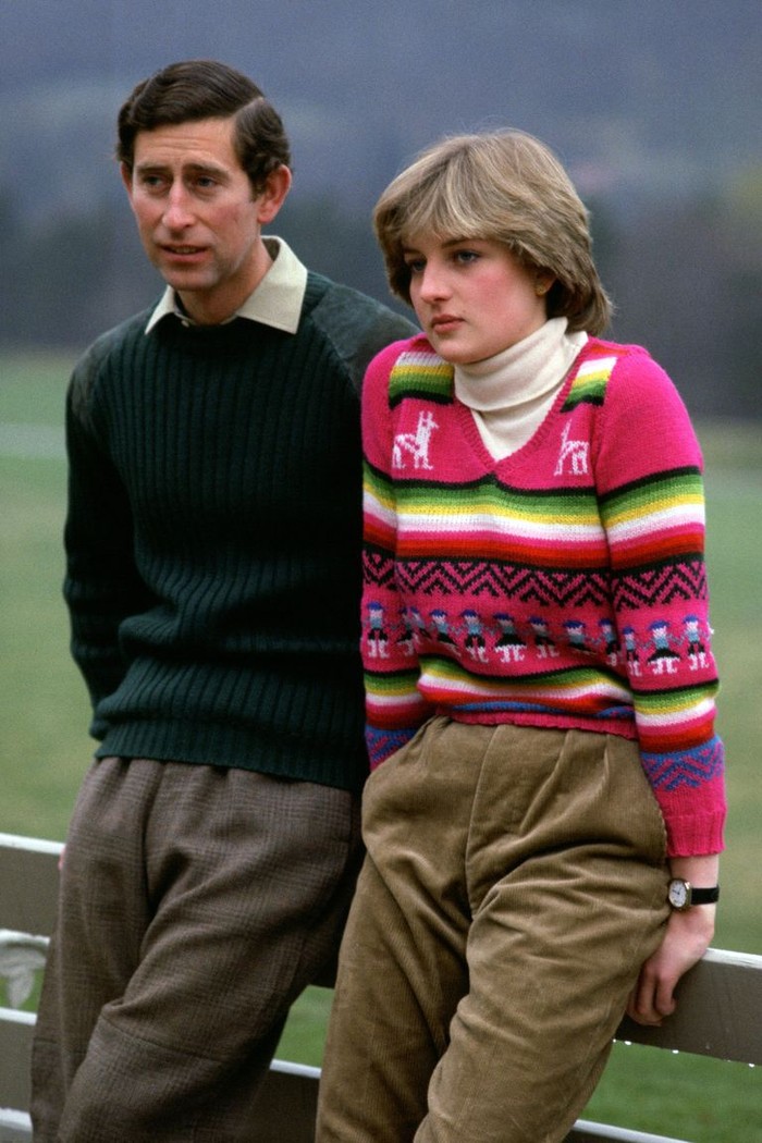 Pada tahun 1981 beberapa bulan sebelum pernikahannya, Diana menemani Pangeran Charles mengunjungi Balmoral Castle di Skotlandia. Mengenakan colourfull sweater dipadukan dengan inner high neck menambah kesan stylish pada dirinya.(foto:oprahdaily.com)