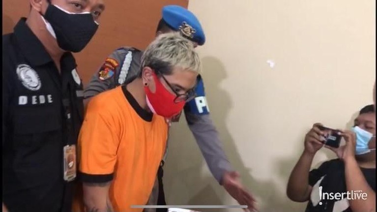 Penampakan Coki Pardede Pakai Baju Tahanan dengan Tangan Diborgol Coki Pardede sedang jadi sorotan karena terjerat kasus narkoba dan jadi tersangka. Ini penampakannya pakai baju tahanan!