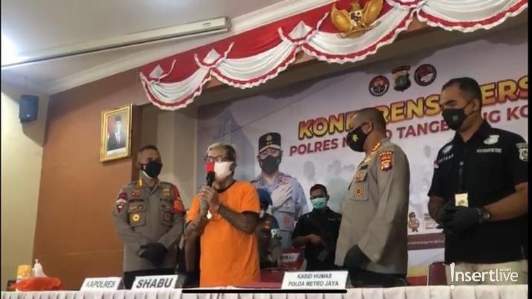 Penampakan Coki Pardede Pakai Baju Tahanan dengan Tangan Diborgol Coki Pardede sedang jadi sorotan karena terjerat kasus narkoba dan jadi tersangka. Ini penampakannya pakai baju tahanan!
