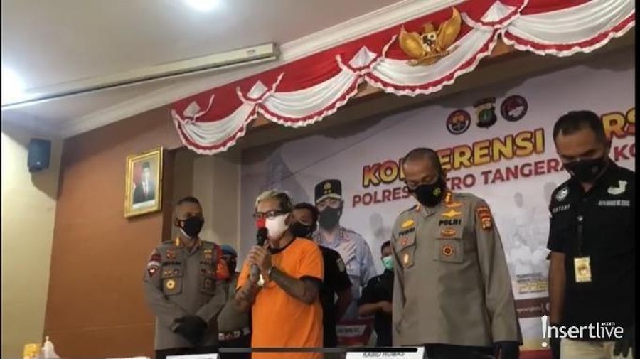 Penampakan Coki Pardede Pakai Baju Tahanan dengan Tangan Diborgol Coki Pardede sedang jadi sorotan karena terjerat kasus narkoba dan jadi tersangka. Ini penampakannya pakai baju tahanan!