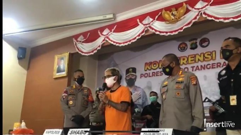 Penampakan Coki Pardede Pakai Baju Tahanan dengan Tangan Diborgol Coki Pardede sedang jadi sorotan karena terjerat kasus narkoba dan jadi tersangka. Ini penampakannya pakai baju tahanan!