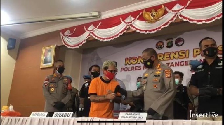 Penampakan Coki Pardede Pakai Baju Tahanan dengan Tangan Diborgol Coki Pardede sedang jadi sorotan karena terjerat kasus narkoba dan jadi tersangka. Ini penampakannya pakai baju tahanan!