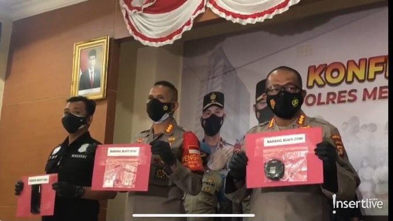 Penampakan Coki Pardede Pakai Baju Tahanan dengan Tangan Diborgol Coki Pardede sedang jadi sorotan karena terjerat kasus narkoba dan jadi tersangka. Ini penampakannya pakai baju tahanan!