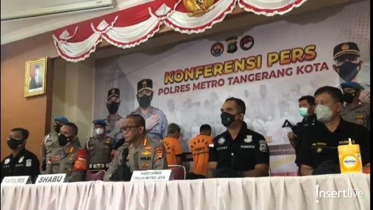 Penampakan Coki Pardede Pakai Baju Tahanan dengan Tangan Diborgol Coki Pardede sedang jadi sorotan karena terjerat kasus narkoba dan jadi tersangka. Ini penampakannya pakai baju tahanan!