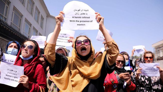 Taliban Bentrok dengan Pedemo Wanita di Kabul, Berebut Poster