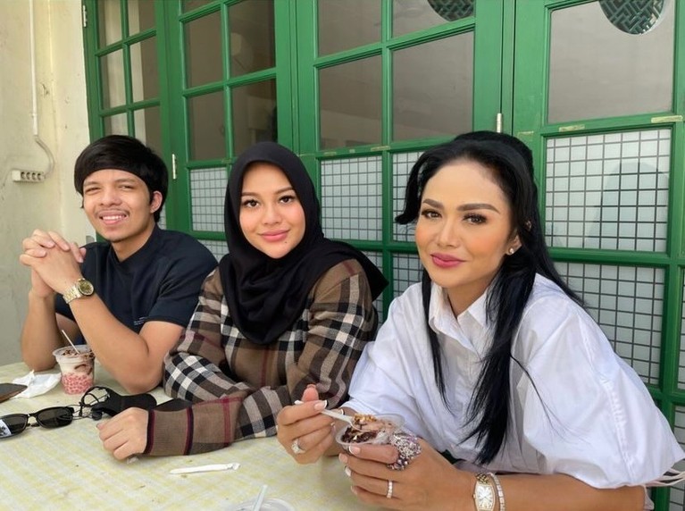 Potret Krisdayanti, Aurel dan Atta Makan di Warung Tuai Pujian Krisdayanti baru-baru ini mengunggah momen makan di warung bareng Aurel dan Atta tuai pujian. Yuk intip potretnya!