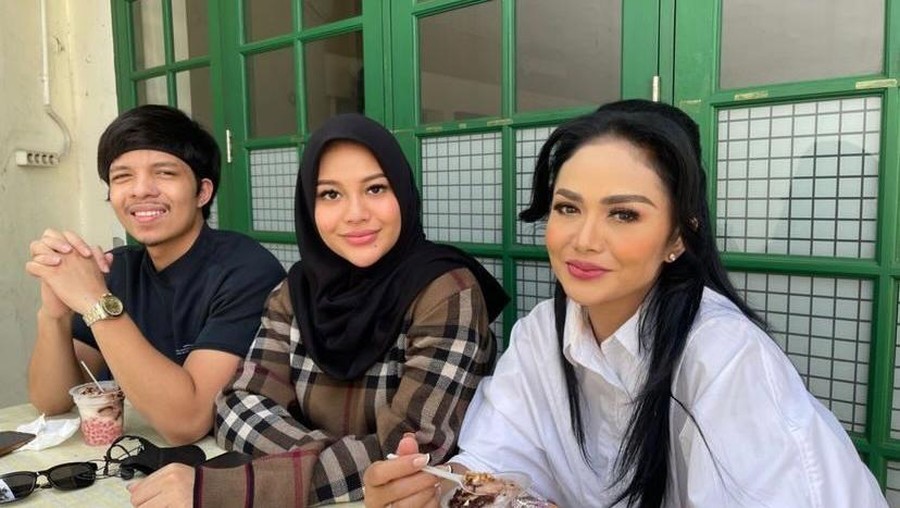 Krisdayanti baru-baru ini mengunggah momen makan di warung bareng Aurel dan Atta tuai pujian. Yuk intip potretnya!