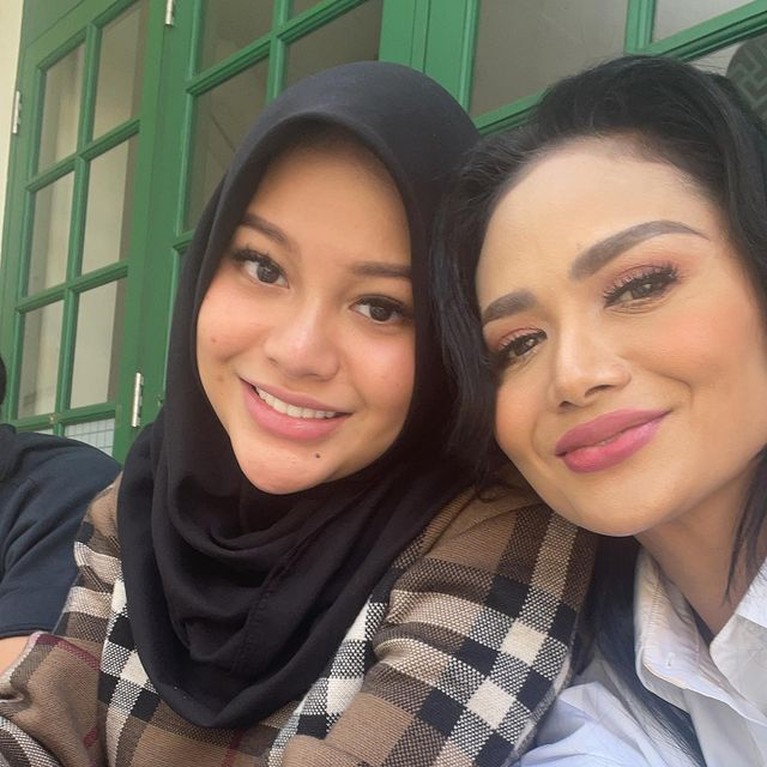 Potret Krisdayanti, Aurel dan Atta Makan di Warung Tuai Pujian Krisdayanti baru-baru ini mengunggah momen makan di warung bareng Aurel dan Atta tuai pujian. Yuk intip potretnya!