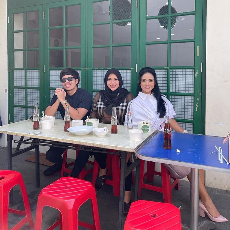 Potret Krisdayanti, Aurel dan Atta Makan di Warung Tuai Pujian Krisdayanti baru-baru ini mengunggah momen makan di warung bareng Aurel dan Atta tuai pujian. Yuk intip potretnya!