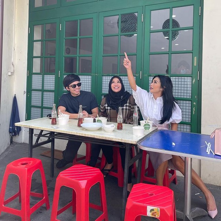 Potret Krisdayanti, Aurel dan Atta Makan di Warung Tuai Pujian Krisdayanti baru-baru ini mengunggah momen makan di warung bareng Aurel dan Atta tuai pujian. Yuk intip potretnya!