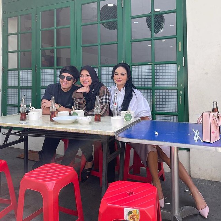 Potret Krisdayanti, Aurel dan Atta Makan di Warung Tuai Pujian Krisdayanti baru-baru ini mengunggah momen makan di warung bareng Aurel dan Atta tuai pujian. Yuk intip potretnya!