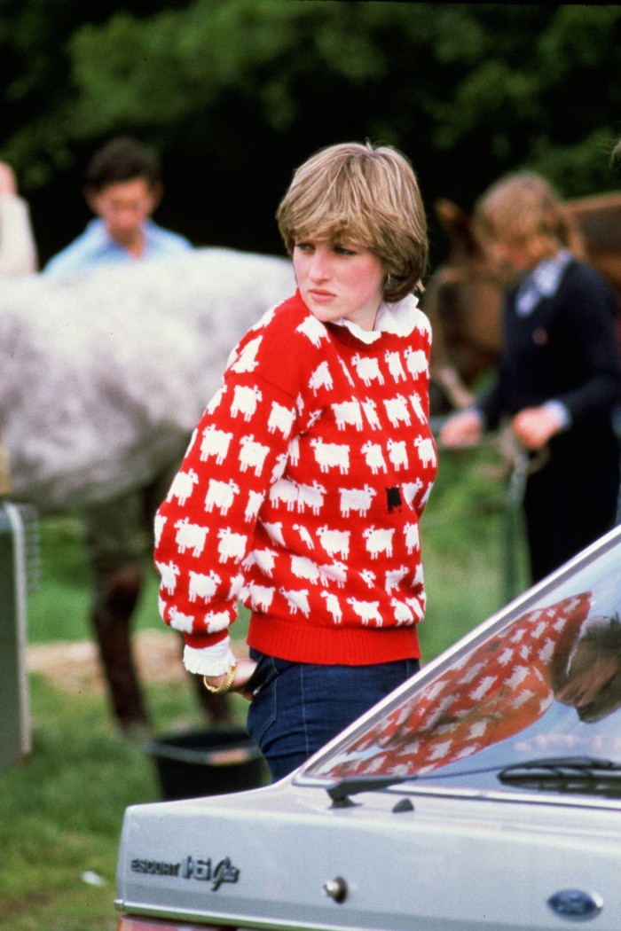 Putri Diana saat berada di pertandingan Windsor Polo tahun 1980 menggunakan sweater hangat merah bermotif kambing. She looks so stunning! (foto:oprahdaily.com)
