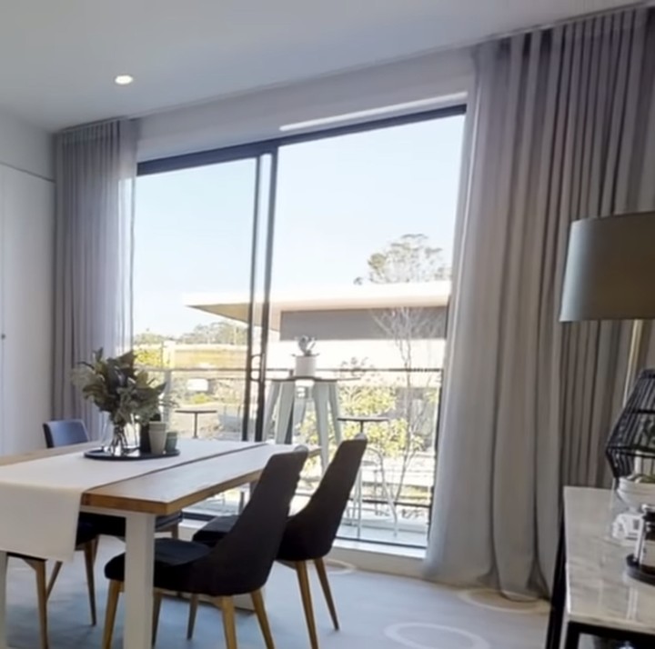 <p>Acha Sinaga dan sang suami, Andy Ambarita, juga tinggal di luar negeri tepatnya Australia. Keluarga mereka tinggal di sebuah rumah minimalis seperti berikut. (Foto: YouTube: Acha Sinaga)</p>
