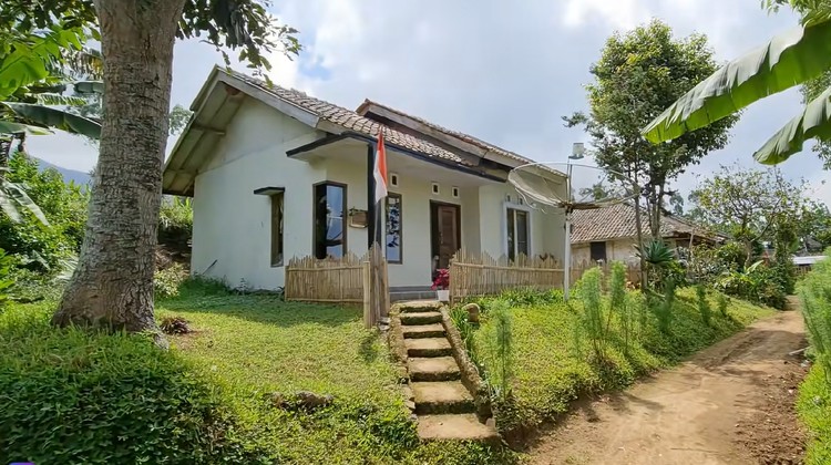 Rumah orang kaya sederhana