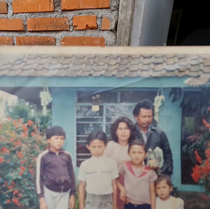 <p>Satu bangunan rumahnya juga tampak tak direnovasi sejak dahulu. Berikut potret lama rumah tersebut. (Foto: YouTube: Alman Mulyana)</p>