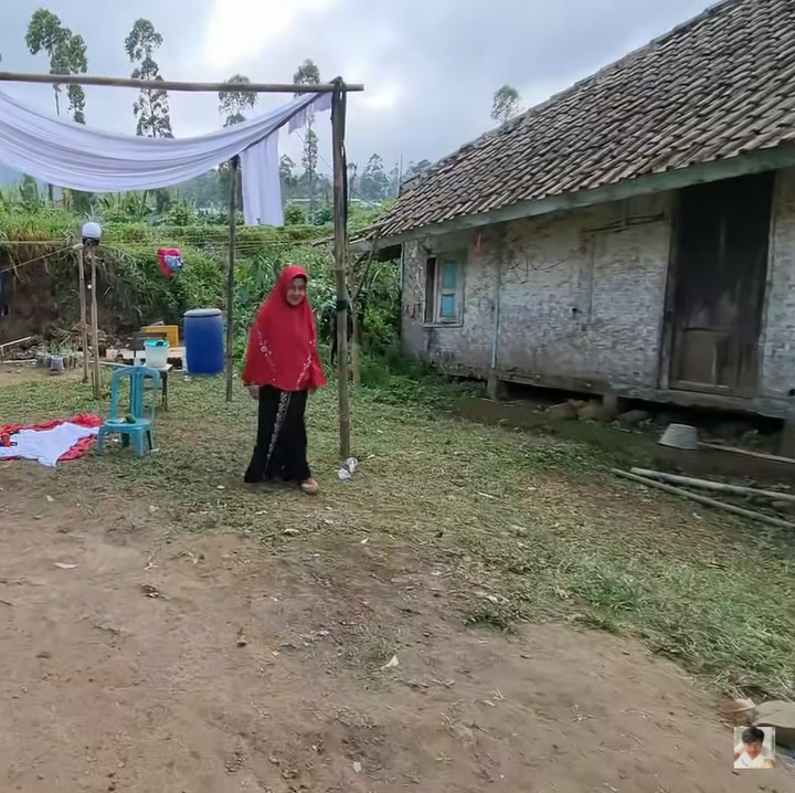 <p>Ini salah satu potret di antara dua rumah sederhana milik wanita keturunan Belanda. Halamannya amat luas ya, Bunda. (Foto: YouTube: Alman Mulyana)</p>