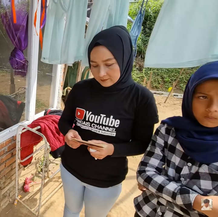 <p>Meski begitu, ia memilih untuk hidup tenang di kampung Garut bersama keluarga, yakni anak dan cucunya.(Foto: YouTube: Alman Mulyana)</p>