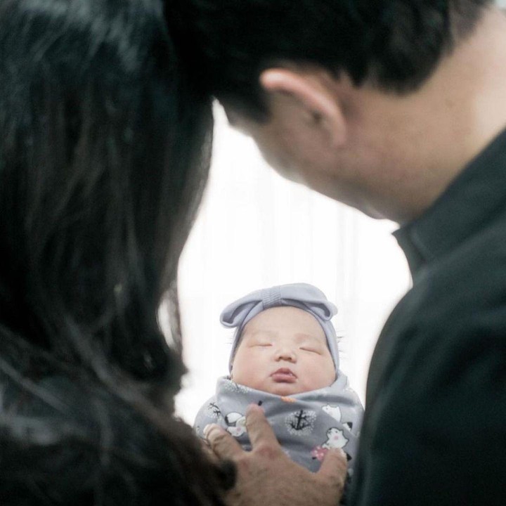 <p>Beberapa waktu yang lalu, Basuki Tjahaja Purnama atau Ahok bersama sang istri, Puput Nastiti Devi, melakukan sesi photoshoot untuk bayi perempuan mereka, Bunda. (Foto: Instagram @btpnd)</p>