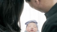 <p>Beberapa waktu yang lalu, Basuki Tjahaja Purnama atau Ahok bersama sang istri, Puput Nastiti Devi, melakukan sesi photoshoot untuk bayi perempuan mereka, Bunda. (Foto: Instagram @btpnd)</p>
