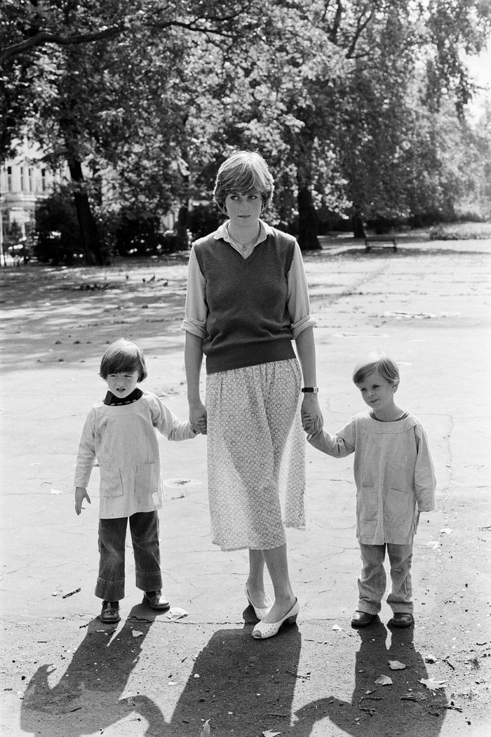 Sebelum menjadi istri Pangeran Charles, Diana bekerja sebagai guru di sebuah TK di London. Pada saat itu ia sudah mengenakan outer rajut yang hits lagi saat ini. (foto:oprahdaily.com)