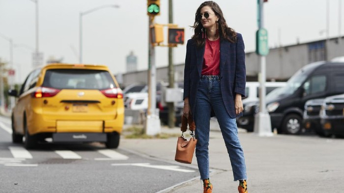 5 Ide Tampil Beda dan Stylish dengan Celana Jeans Favoritmu! Berani Coba?