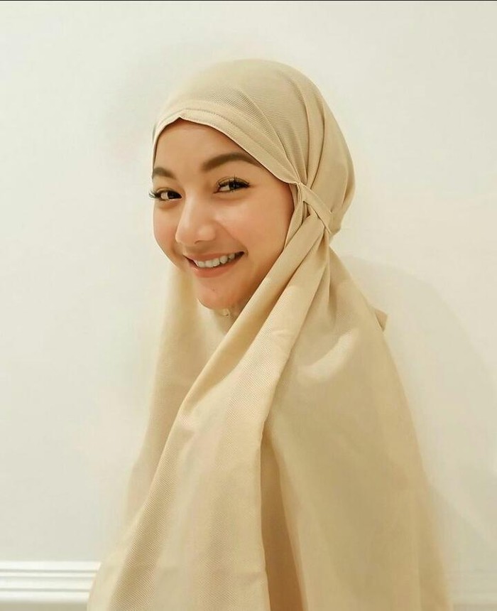 Sukses mencuri perhatian warganet, Glenca membagikan foto di akun Instagramnya dengan memakai hijab Beauties. Tak sedikit warganet yang mengatakan penampilan Glenca saat berhijab terlihat makin cantik dan memesona/foto: instagram.com/glencachysaraofficial