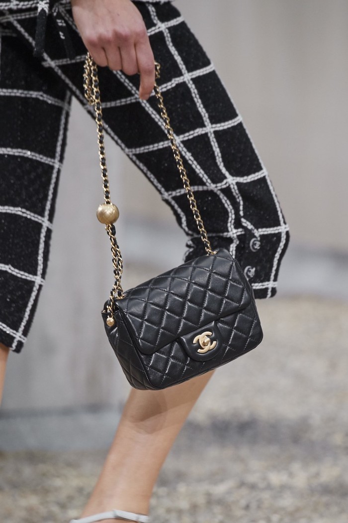 Tas klasik berikutnya adalah Chanel Classic flap yang telah rilis tahun 1955 ini identik dengan detail quilted dan rantai pada tali. Harganya baik baru maupun preloved bahkan terus melonjak tiap tahun. (foto: vogue.com)