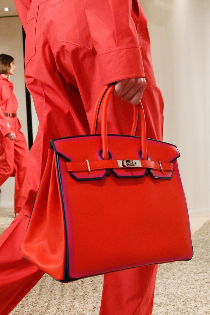 Tidak lengkap rasanya jika tidak memasukkan Hermès dalam daftar tas klasik. Tas Hermes Birkin yang telah pertama kali dirilis di era '80an ini memiliki desain yang timeless, sangat pas untuk formal atau casual look. (foto:vogue.com)