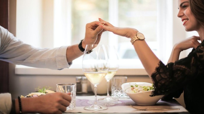 Zodiak Hari Ini: Sederet Alasan Kamu Harus Terima Pinangan si Narsis Leo