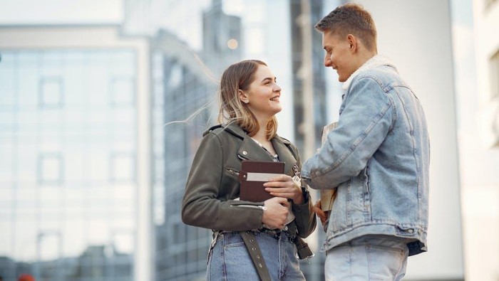 Punya Sifat Super Ramah, 5 Zodiak Ini Sering Dikira Genit dan Tebar Pesona!