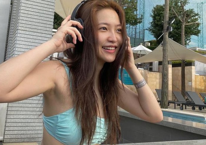 Artis muda kelahiran tahun 1999 itu membuat netizen gagal fokus dengan tubuhnya yang sekarang terlihat lebih langsing dan berotot. Bahkan, abs di perutnya pun terlihat dengan jelas!/Foto: instagram.com/yerimiese