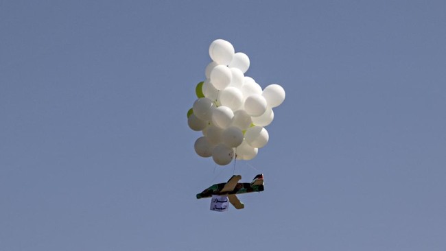 FOTO: Aksi Warga Palestina Terbangkan Balon Api ke Israel