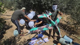 FOTO: Aksi Warga Palestina Terbangkan Balon Api ke Israel