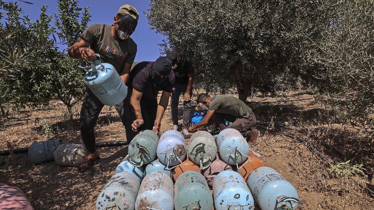 FOTO: Aksi Warga Palestina Terbangkan Balon Api ke Israel