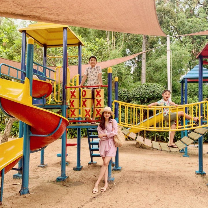 <p>Meski sangat aktif berolahraga, Karan dan Harrneel juga sering bermain layaknya anak-anak pada umumnya. Tengok saja potret keseruan mereka ketika bermain di taman bersama sang Bunda. (Foto: Instagram @its_karanharneel)</p>