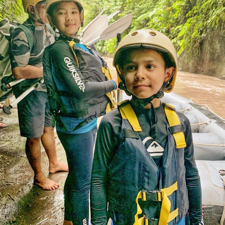 <p>Karan dan Harrneel juga sangat berani melakukan aktivitas <em>outdoor</em> seperti <em>rafting.</em> Mereka sangat tertantang untuk melakukan aktivitas tersebut meski masih kecil. (Foto: Instagram @its_karanharneel)</p>