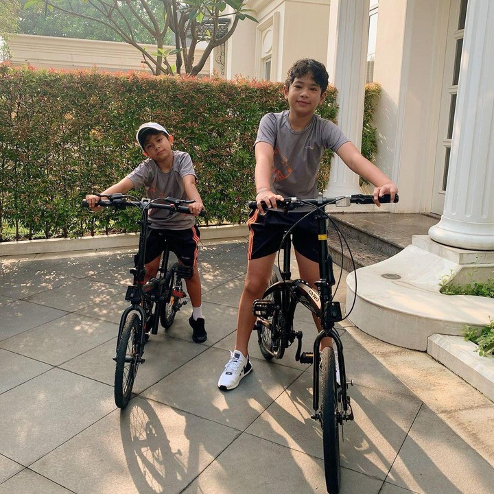 <p>Sebagai anak laki-laki, Karan dan Harrneel sedang berada di usia yang sangat aktif. Mereka begitu antusias dengan bidang olahraga dan kerap melakukan aktivitas di luar ruangan. (Foto: Instagram @its_karanharneel)</p>